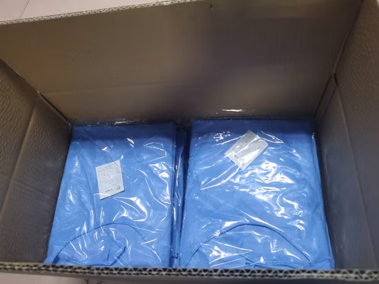 Robe d'isolement non tissée stérile médicale chirurgicale jetable pour les cliniques hospitalières